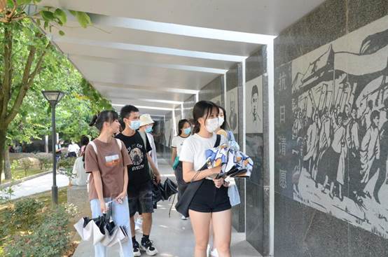 allwincity万象城官方网站学生第二党支部组织参观浙大西迁纪念广场